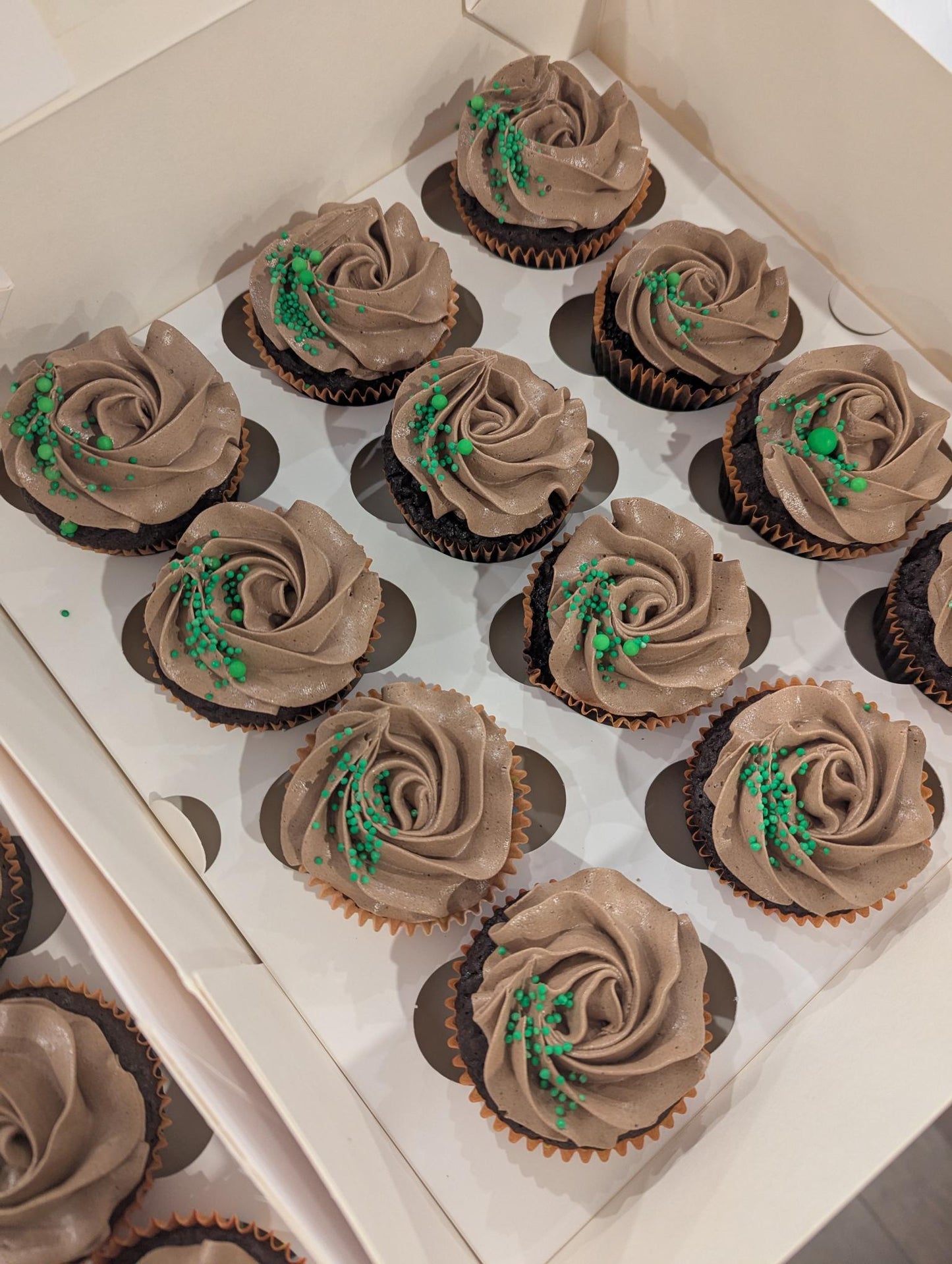 Plain iced cupcake boxes